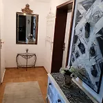 La דירה *