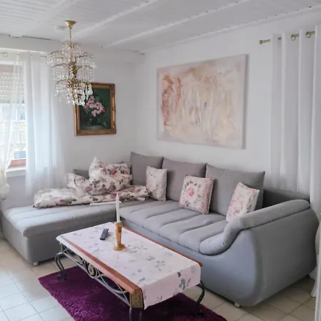 Apartment La *