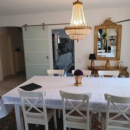 Apartment La *